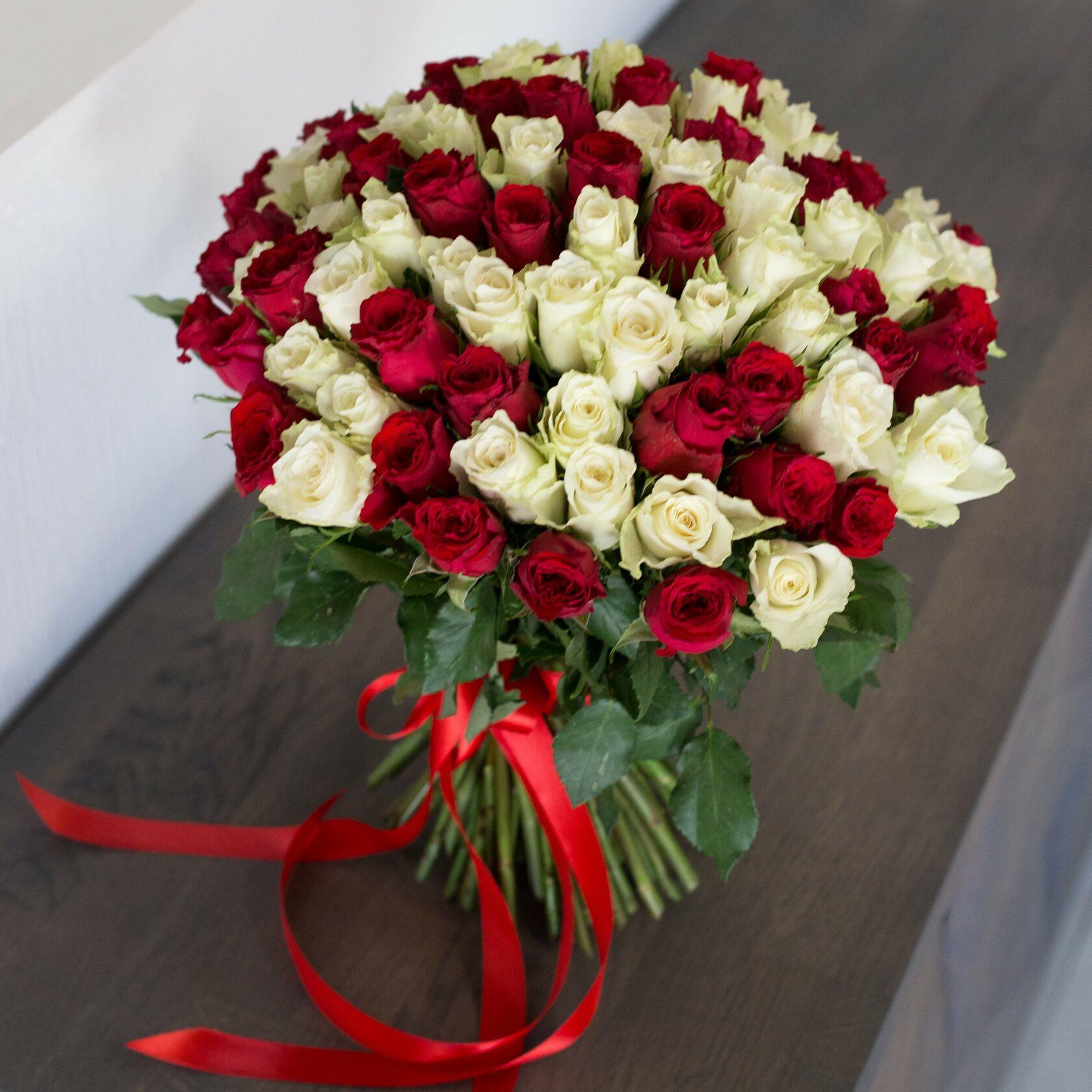 Бело розовый красный букет. Букет роз. Букет из белых и красных роз. Красивый букет из красных и белых роз.
